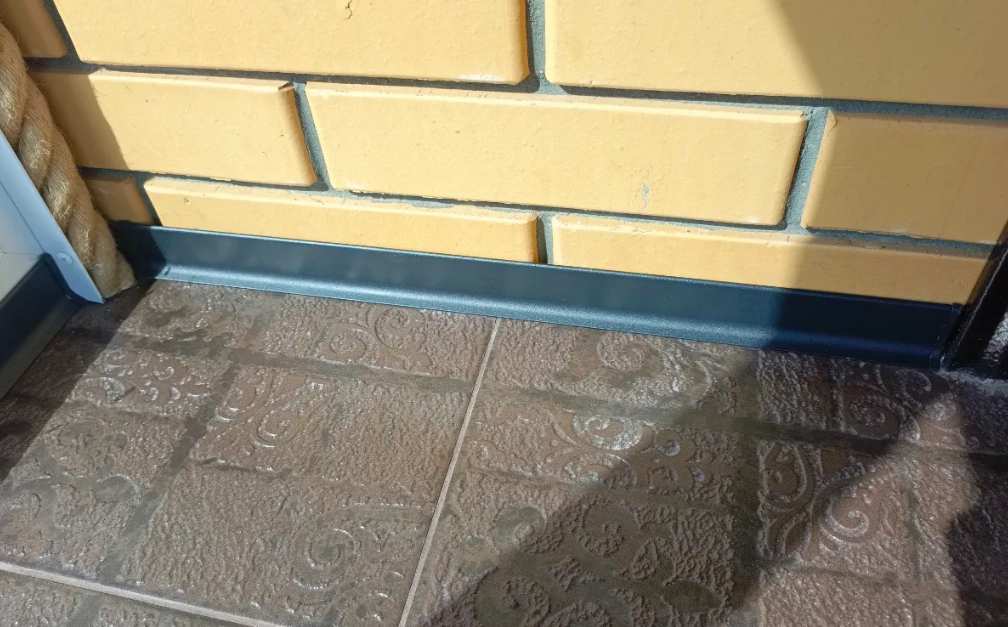 Плинтус алюминиевый Волшебная палочка 40 мм 3,0 м Чёрный матовый