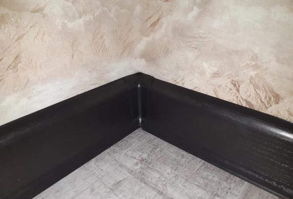 Плинтус ПВХ со съемной панелью Идеал Деконика 85 мм 352 Каштан серый