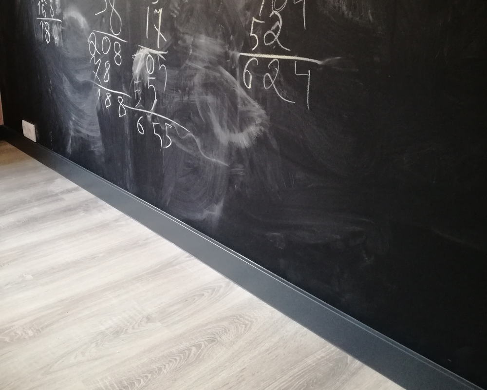 Плинтус ХДФ Dollken Cubu Flex Life 80мм х 2,5 м 1209 Антрацит RAL 7016